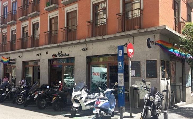 Los vecinos han arrancado y seccionado la bandera por la fuerza