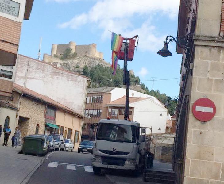 La retirada de la bandera fue prácticamente inmediata