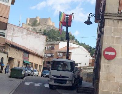 El PP impone retirar con una grúa la bandera LGTBI en Aguilar de Campoo mientras permite concentraciones neonazis