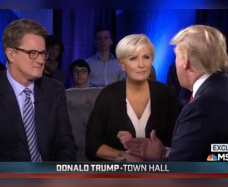 El presidente Donald Trump junto a los dos periodistas a los que ha insultado