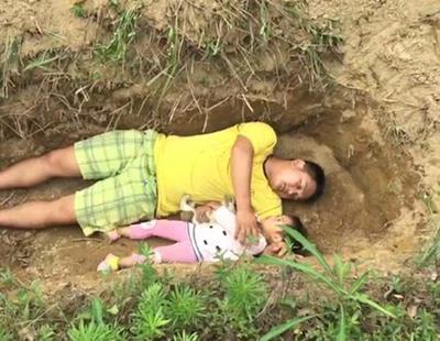 Juega diariamente con su hija enferma terminal llevándola a su futura tumba