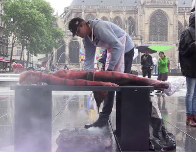 Macabra barbacoa con humanos en París para defender el veganismo