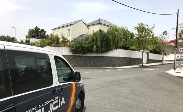 Un vehículo de Policía vigilando la casa de Soria