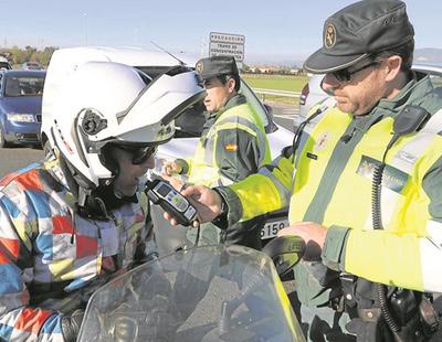 Prisión para un motorista borracho por enseñar sus genitales a un policía y decirle: "Sople"