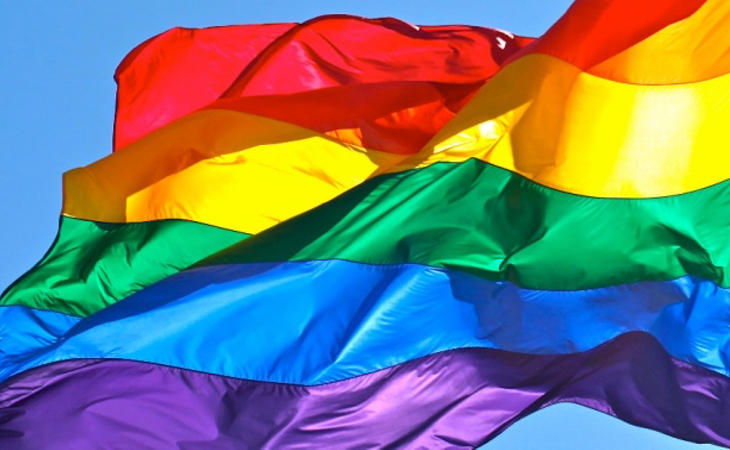 La bandera LGTBI no hace sonreír a Dios