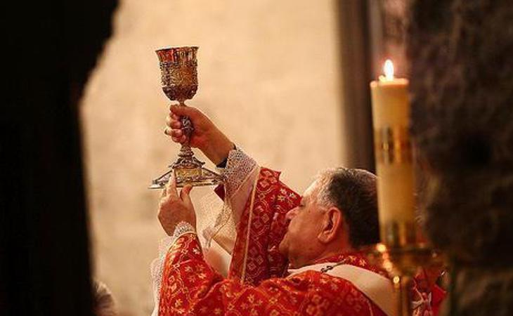 Las autoridades religiosas deberán de controlar la procedencia del vino que se ofrece en la eucaristía