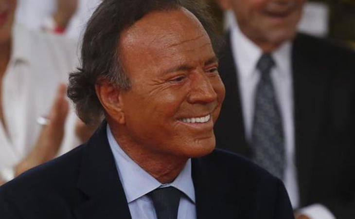 Julio Iglesias con un tono de piel de lo más saludable