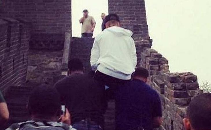 El cantante fue objeto de polémica por recorrer la muralla china a lomos de sus guardaespaldas y colgarlo en internet