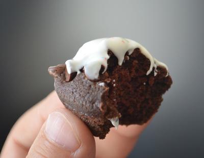 Reparte brownies fabricados con su propia leche en la puerta de un colegio