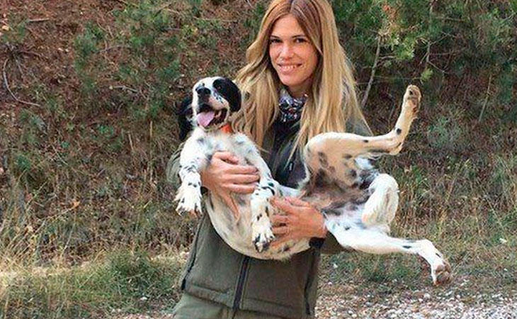 La joven fotografiada junto a uno de sus perros