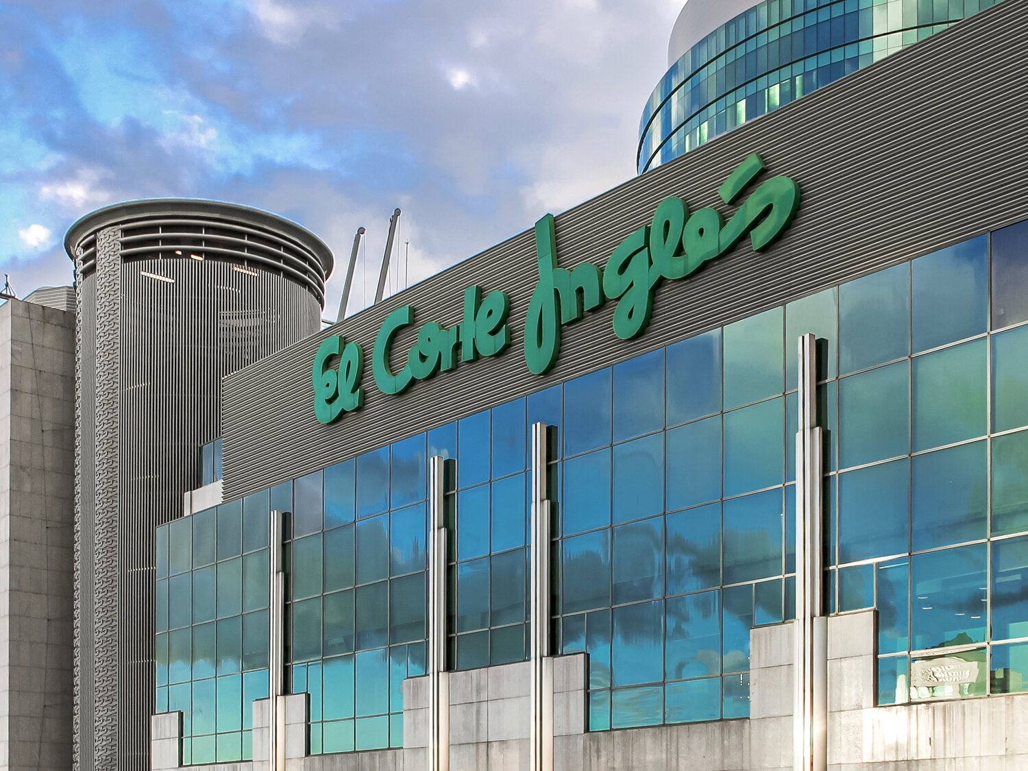 El rival de El Corte Inglés que abre tiendas en España y amenaza su liderazgo