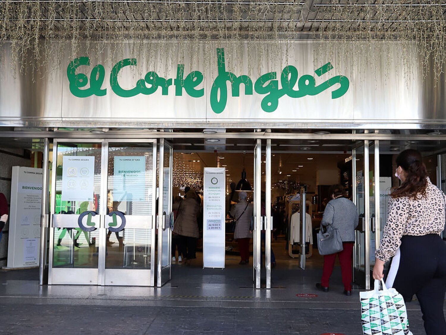 Protestan ante El Corte Inglés para que retire un emblemático producto de sus centros comerciales