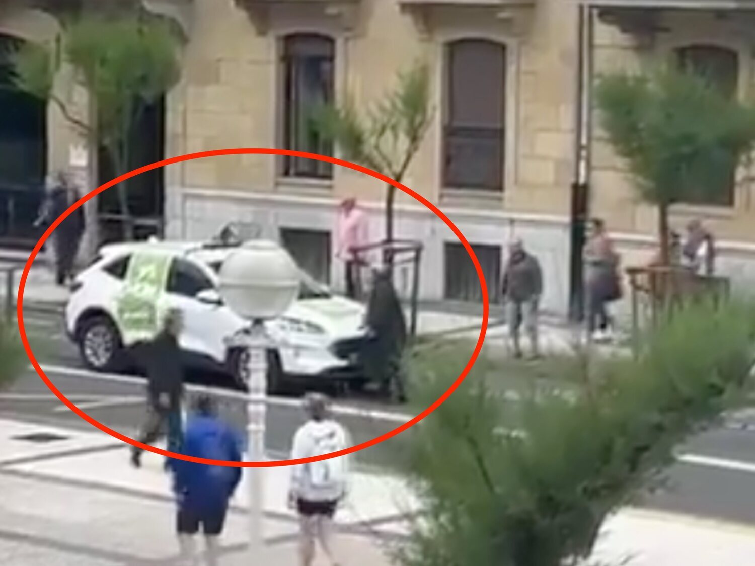 Un pensionista para en Donostia a un coche de VOX con su bastón