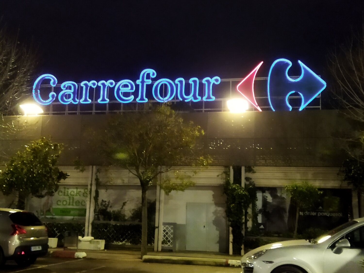Carrefour pone a la venta 25.000 carros de la  compra valorados en 59 euros por menos de 10 euros