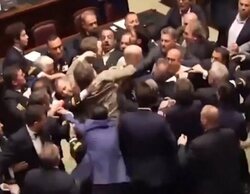 Tumulto en el Parlamento italiano: un diputado de la Liga golpea en la cabeza a otro del M5S