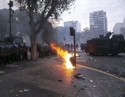 Una manifestante conmueve a un antidisturbios en las protestas antirrecortes de Milei: "Vení a este lado"
