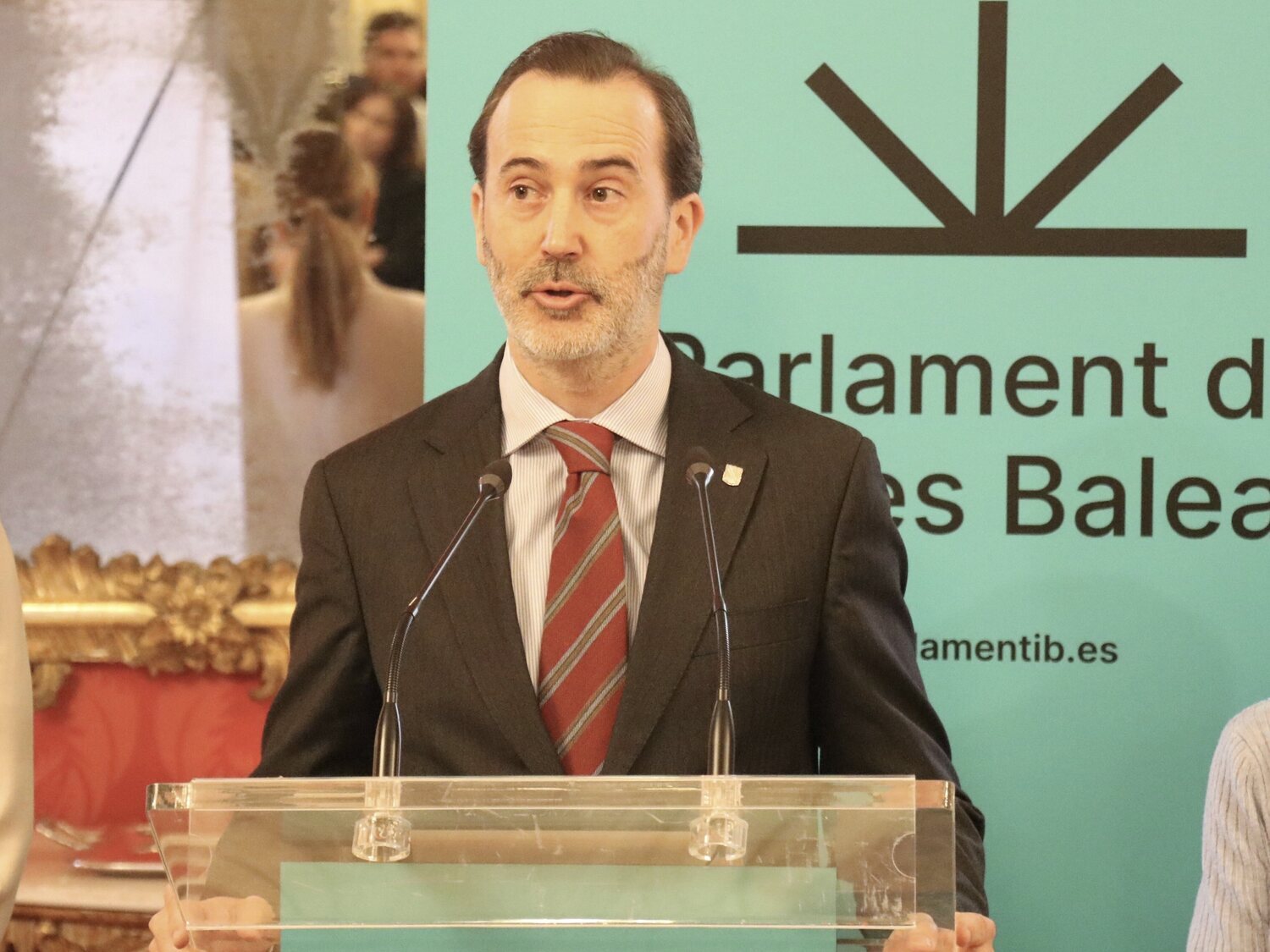 El presidente del Parlament balear de VOX rompe la foto de una víctima fusilada por Franco