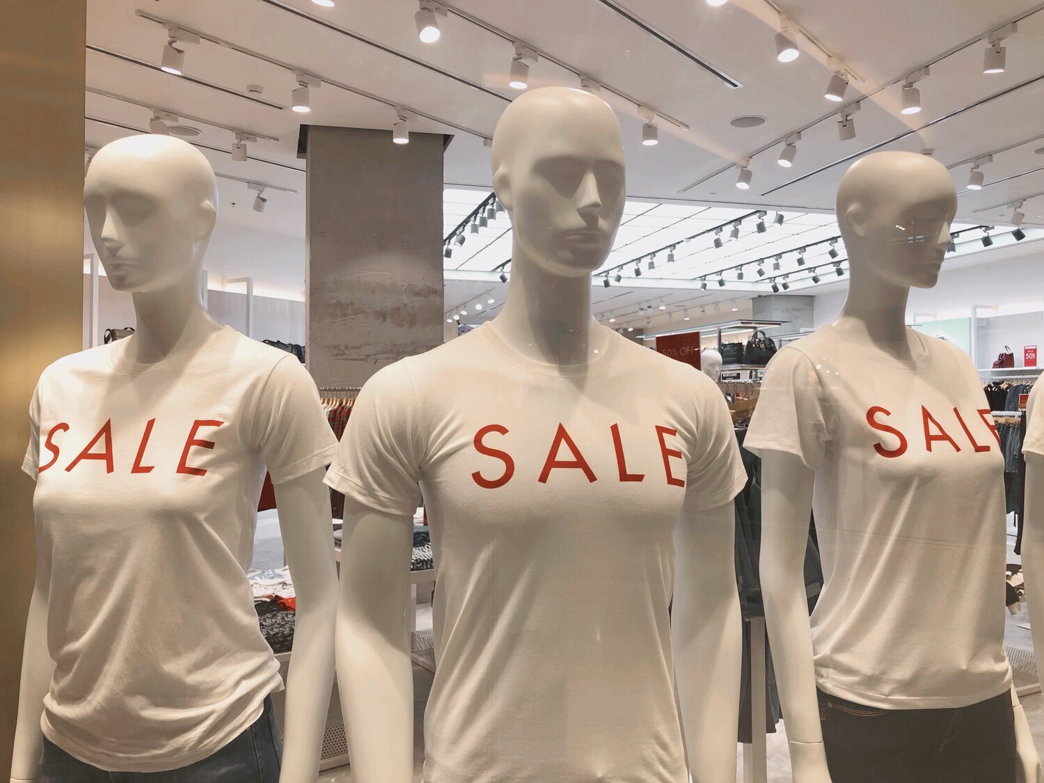 Zara y Mango retrasan rebajas de verano 2024: cuándo comienzan y en qué tiendas hay descuentos ya