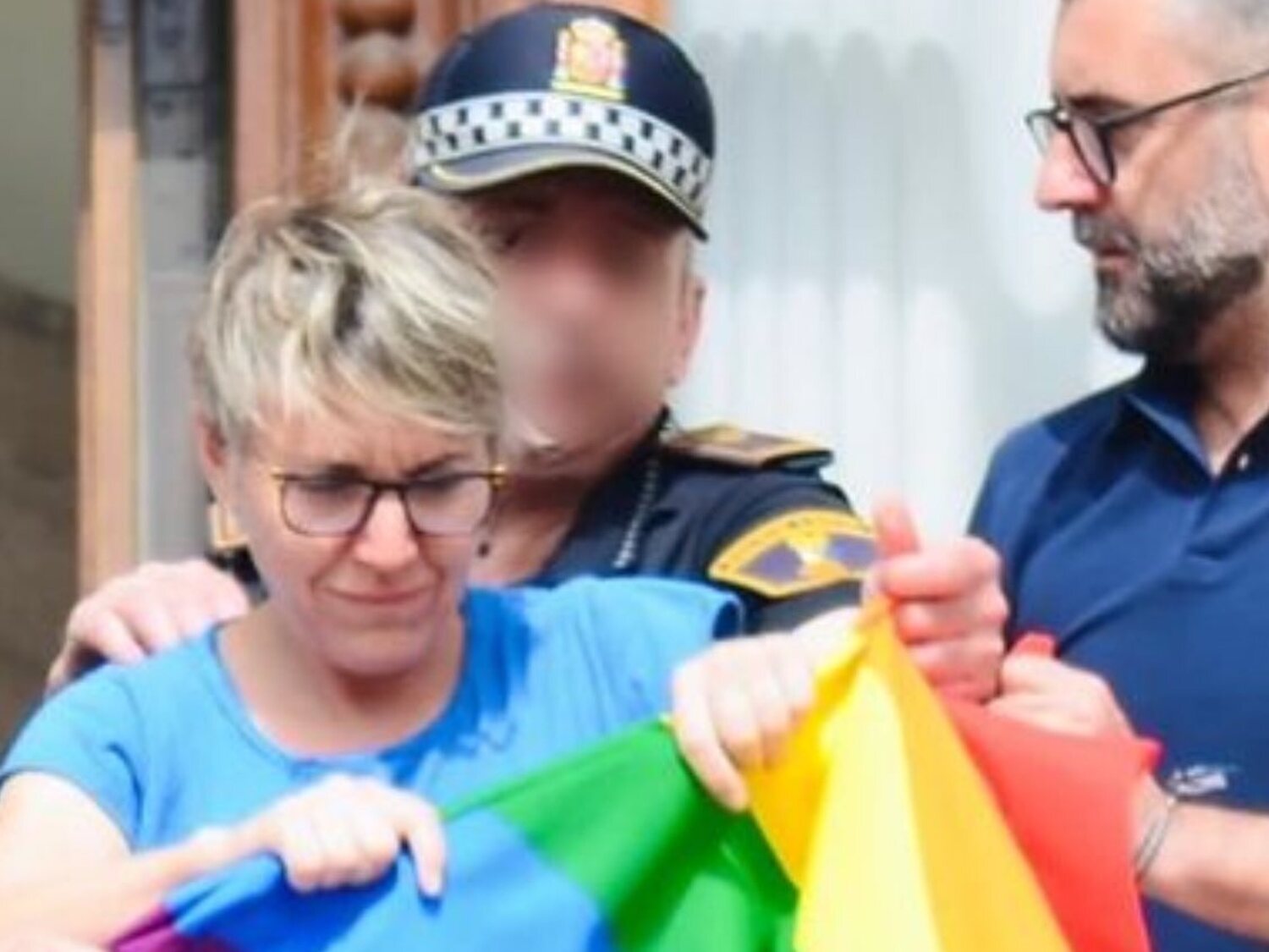 Compromís intenta colgar una bandera LGTBI en Valencia y la Policía se la arrebata a la fuerza