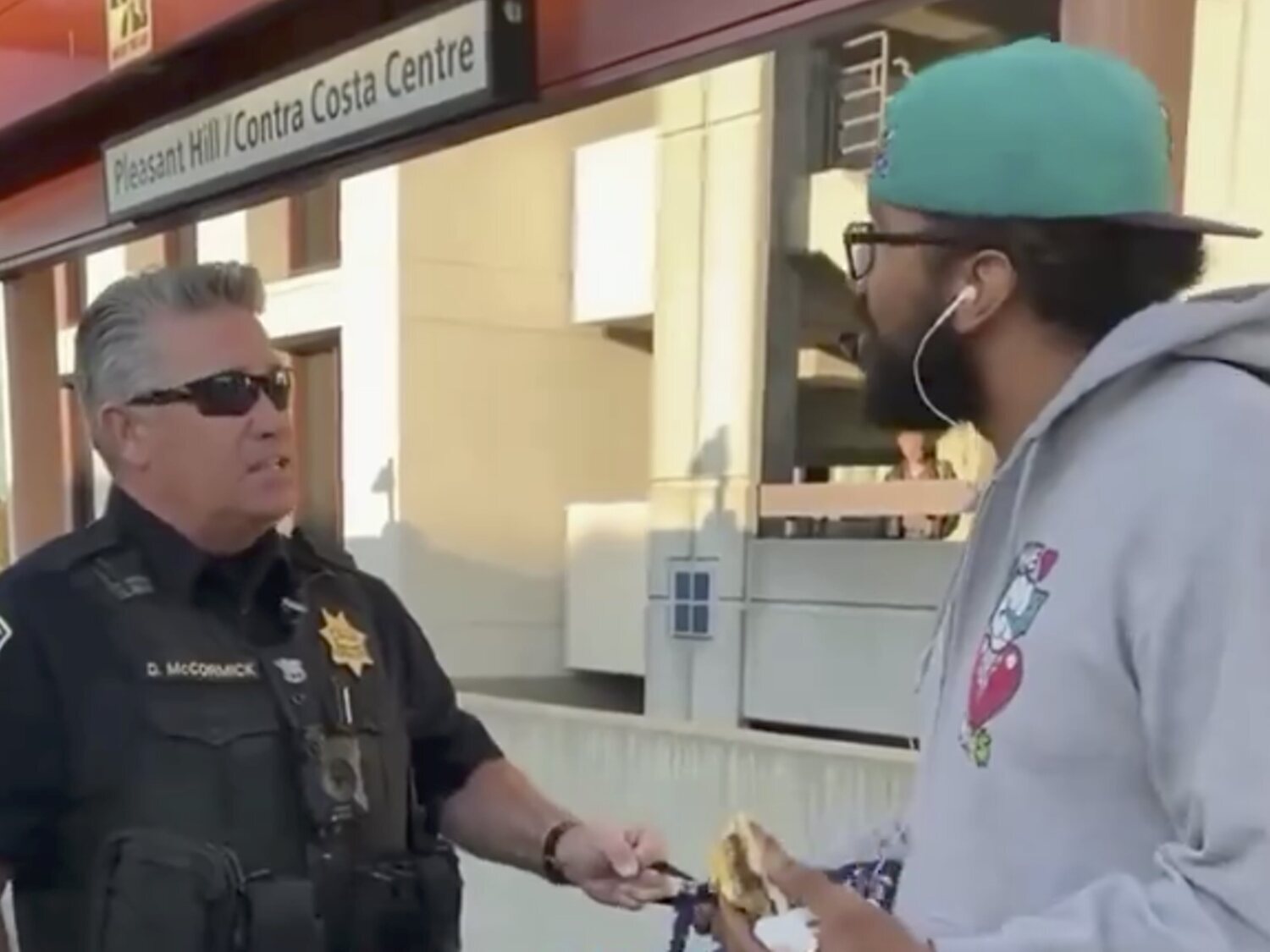 Cuatro agentes arrestan a un hombre por comer un sándwich en una estación