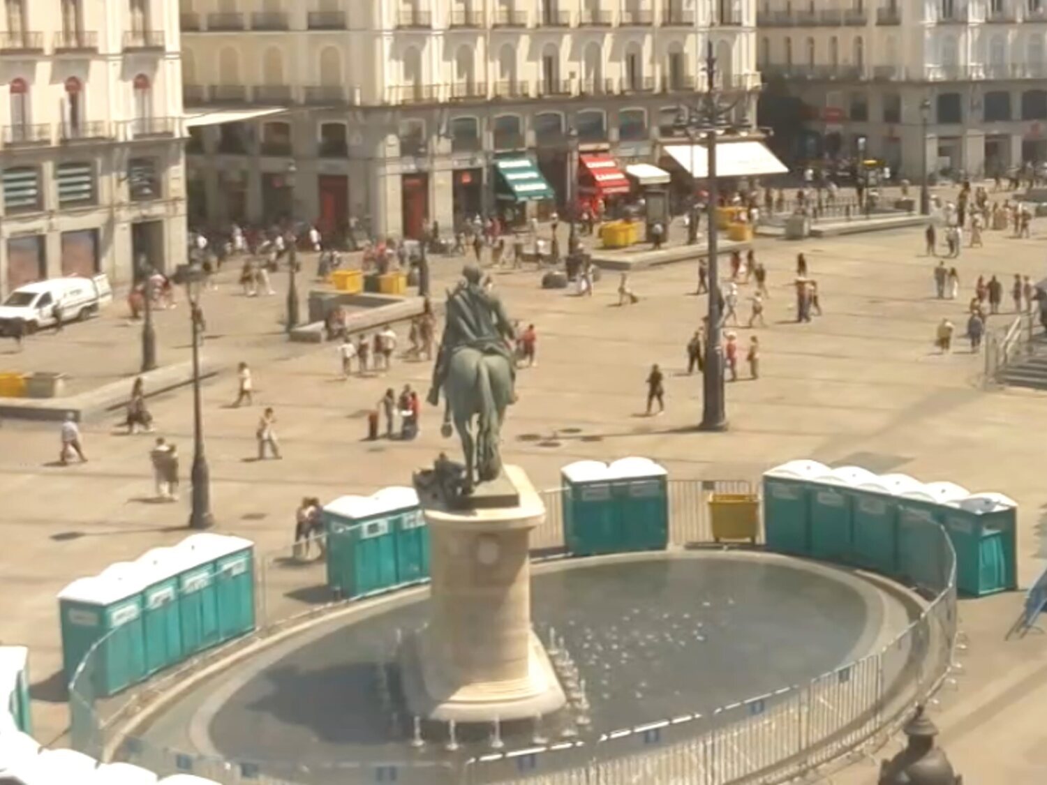 Polémica en el Orgullo: rodean monumentos históricos con urinarios