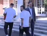 El tenso saludo de Carvajal a Pedro Sánchez en el recibimiento de la Moncloa