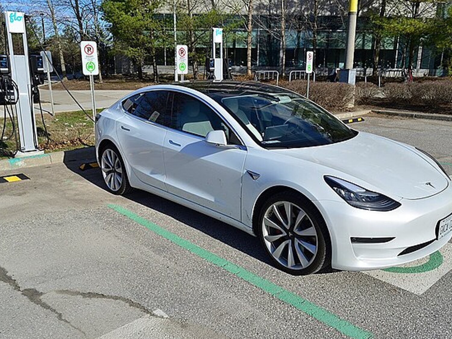 El nuevo cargador de coches eléctricos que los recarga en tan solo 5 minutos