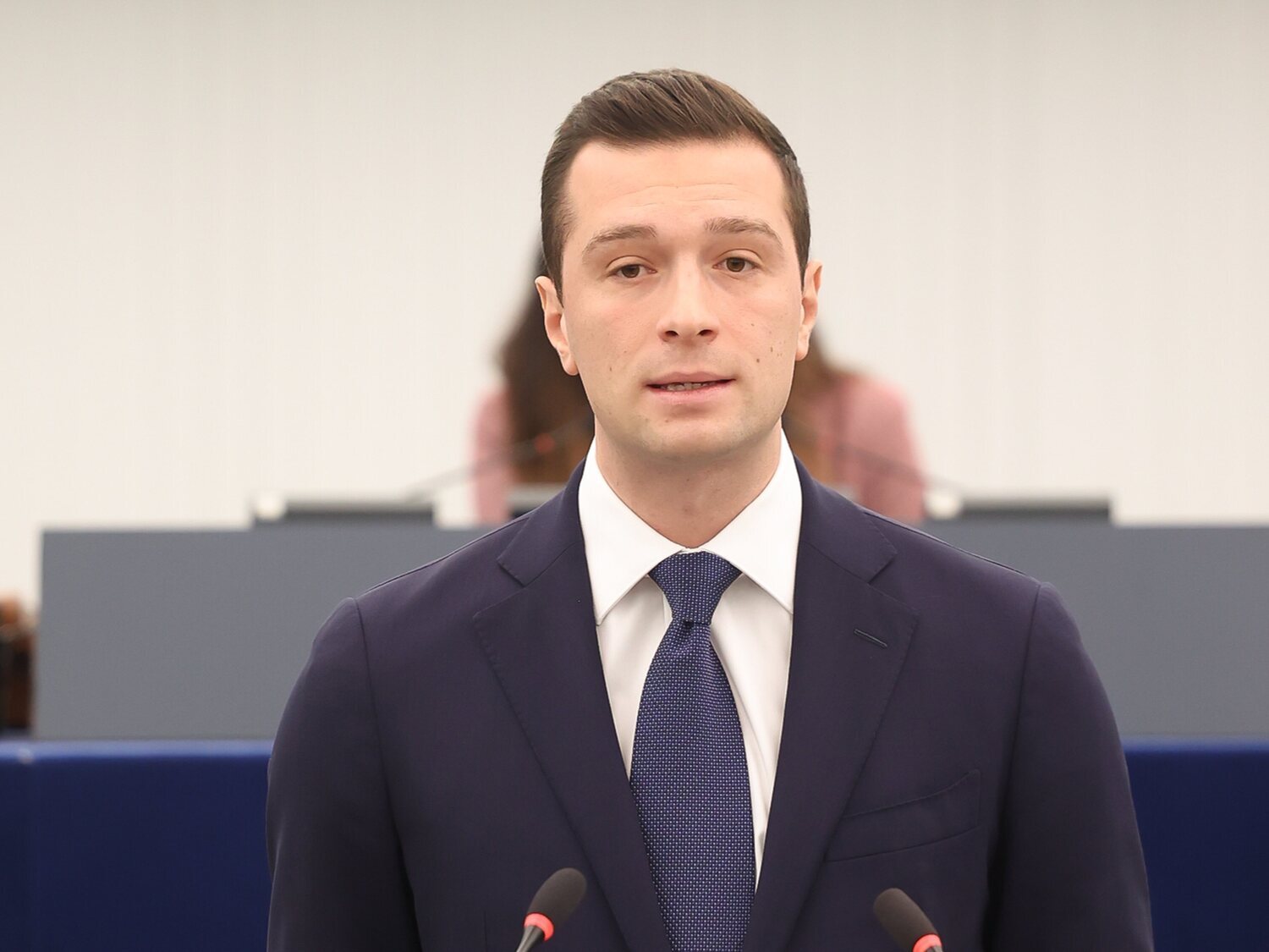 Quién es Jordan Bardella, el aspirante a sucesor de Le Pen en la ultraderecha francesa