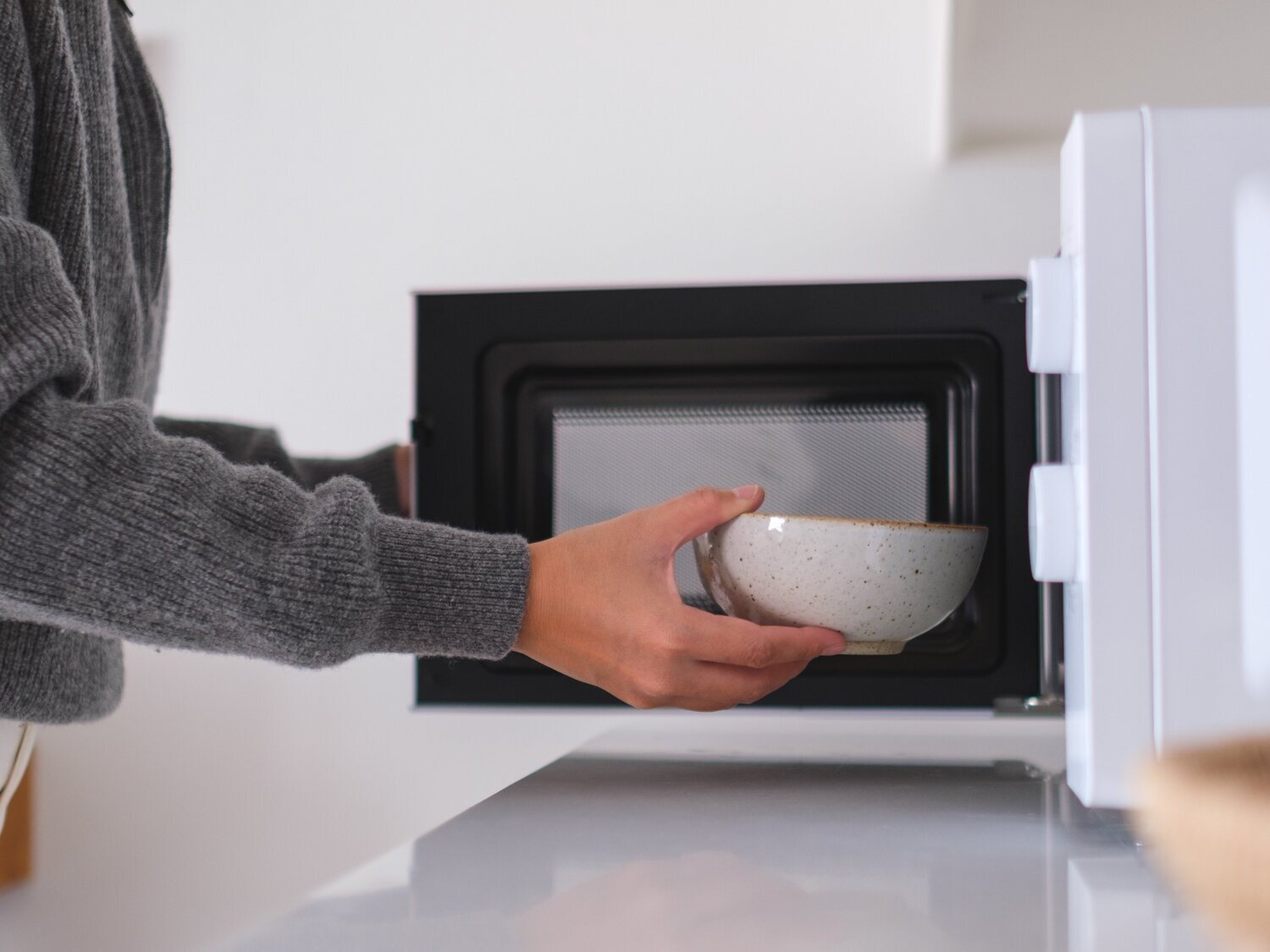 Estos son los riesgos para la salud de calentar agua, leche o café en el microondas