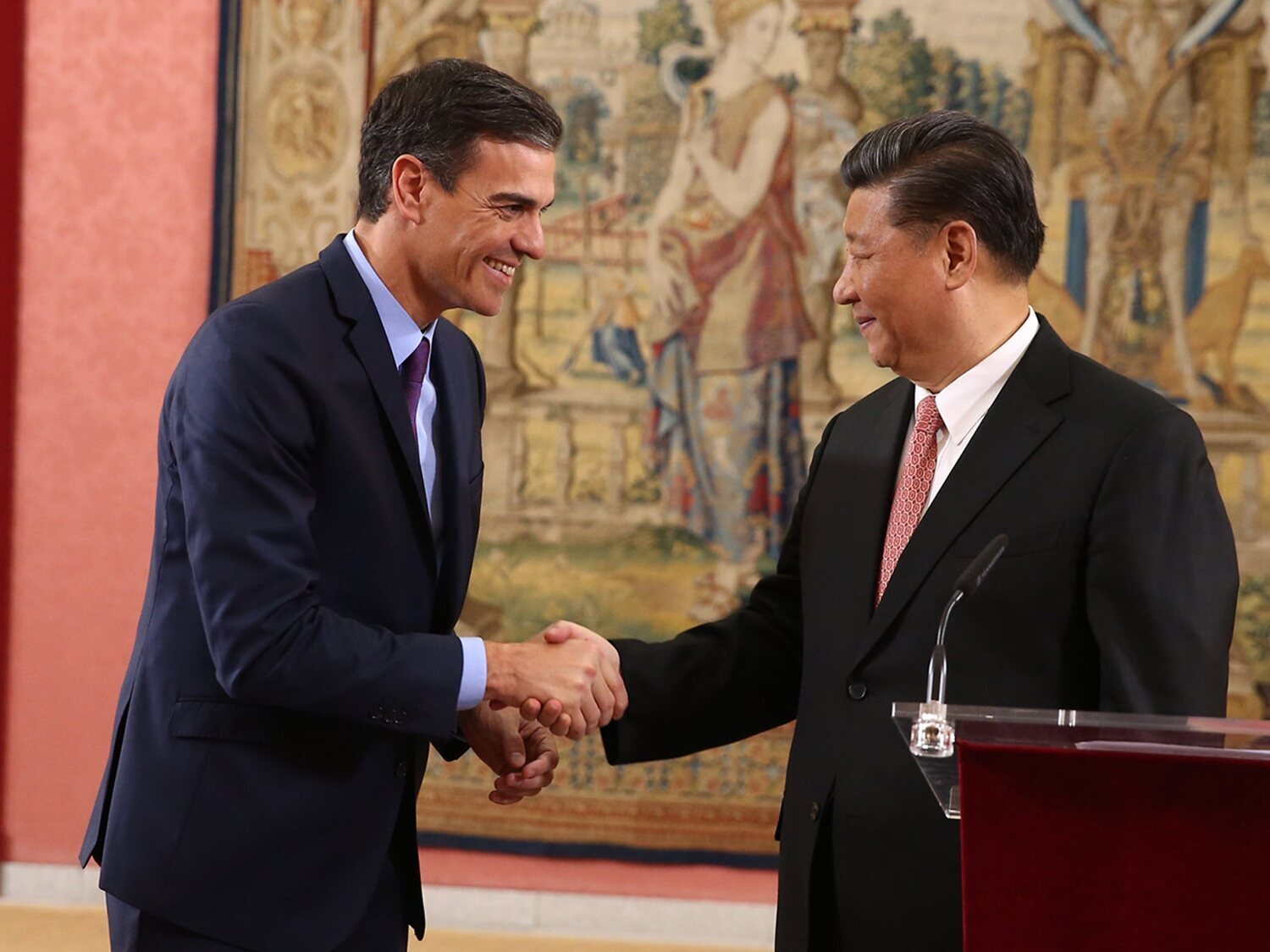 El Gobierno de Trump amenaza a Sánchez por su giro hacia China: "Es cortarse el cuello"