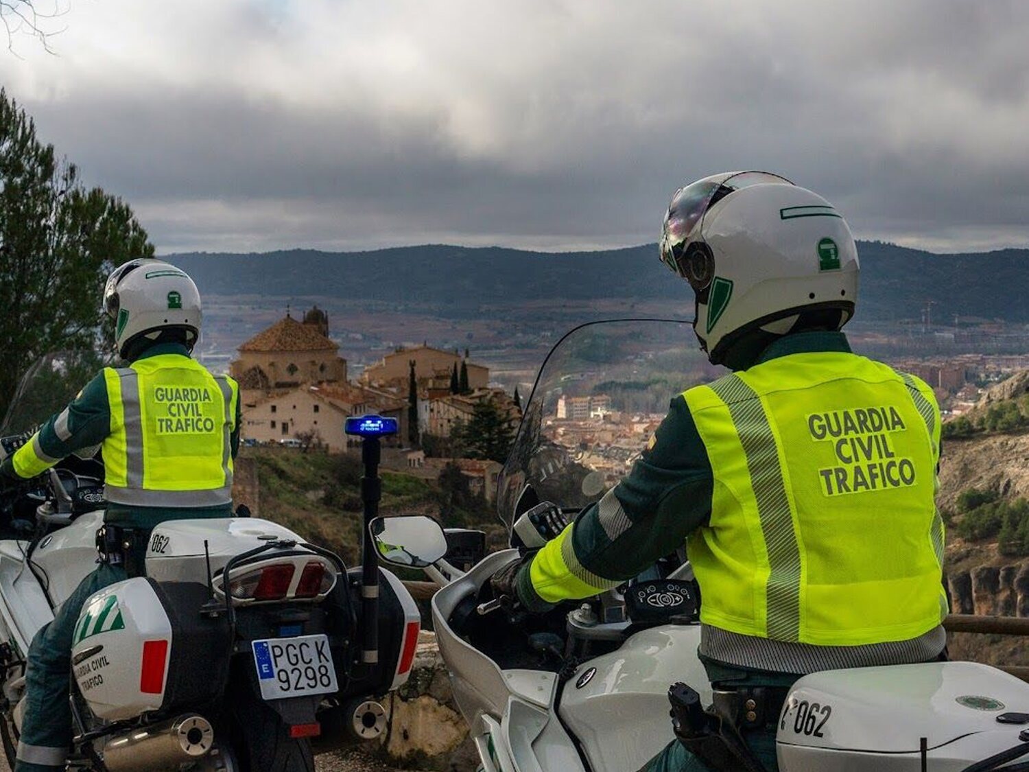 Nuevo requisito de la DGT: las luces V16 serán obligatorias en coches a partir de 2026