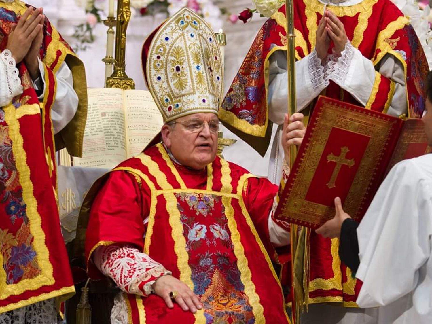 Raymond Burke, el cardenal ultraconservador que vuelve a sonar como posible Papa