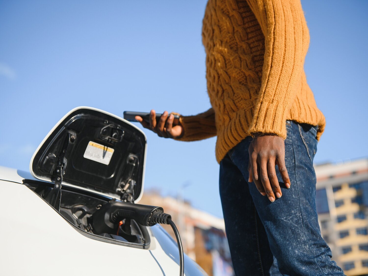 Un pensionista recibió una factura desorbitada tras conectar su coche eléctrico en España