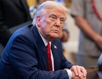 Trump ordena investigar tratamientos a personas trans como "mutilación genital femenina"