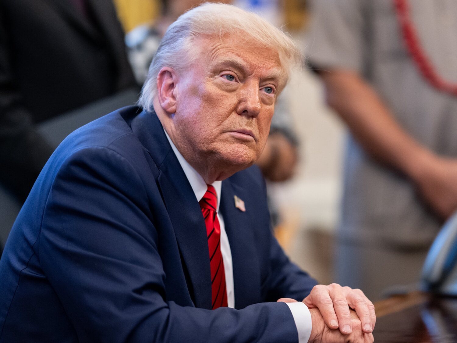 Trump ordena investigar tratamientos a personas trans como "mutilación genital femenina"