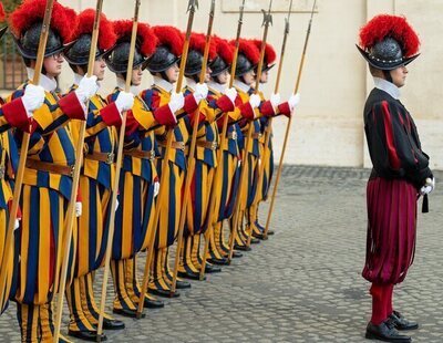 Cuánto cobra un miembro de la Guardia Suiza del Papa: requisitos y labores