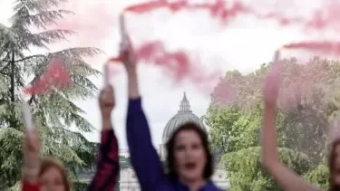 Un grupo de activistas feministas católicas denuncian con una fumata rosa la ausencia de mujeres en el cónclave: “Debemos estar en todos los ...