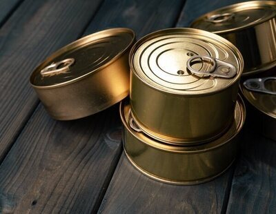 Abre unas latas de salmón que caducaron en 1979: lo que encuentra dentro sorprende a todos