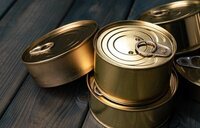 Abre unas latas de salmón que caducaron en 1979: lo que encuentra dentro sorprende a todos