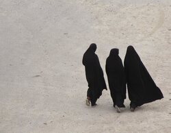 Irán suspende la obligación del hiyab en público