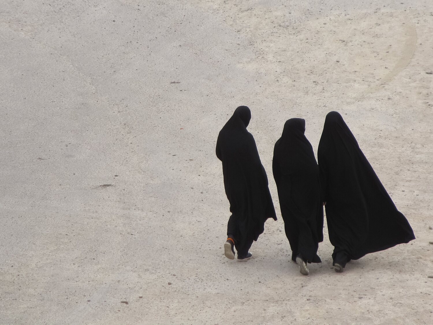 Irán suspende la obligación del hiyab en público