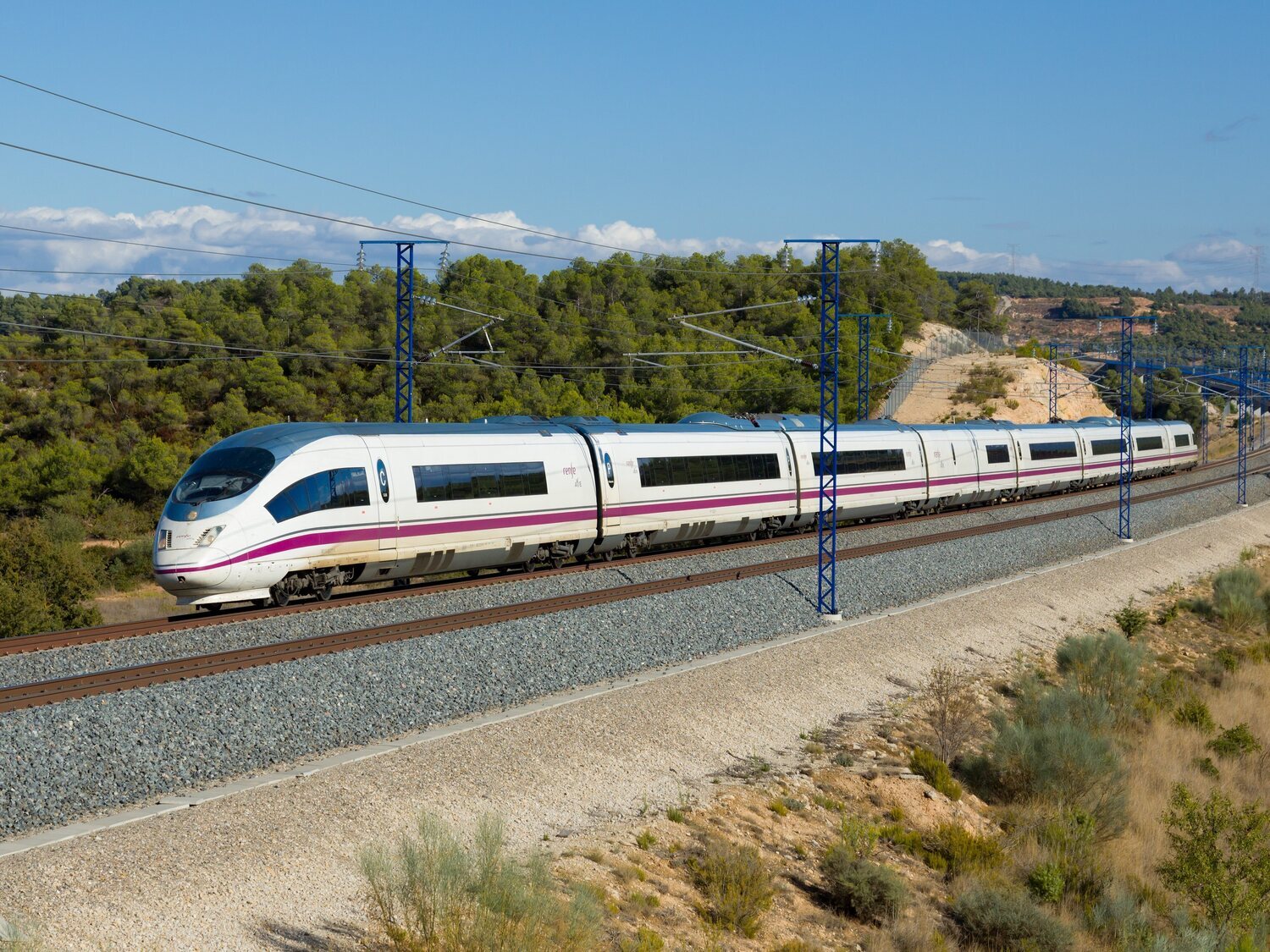 Renfe lanza billetes por 9 euros para viajar en verano: dónde comprarlos y qué destinos