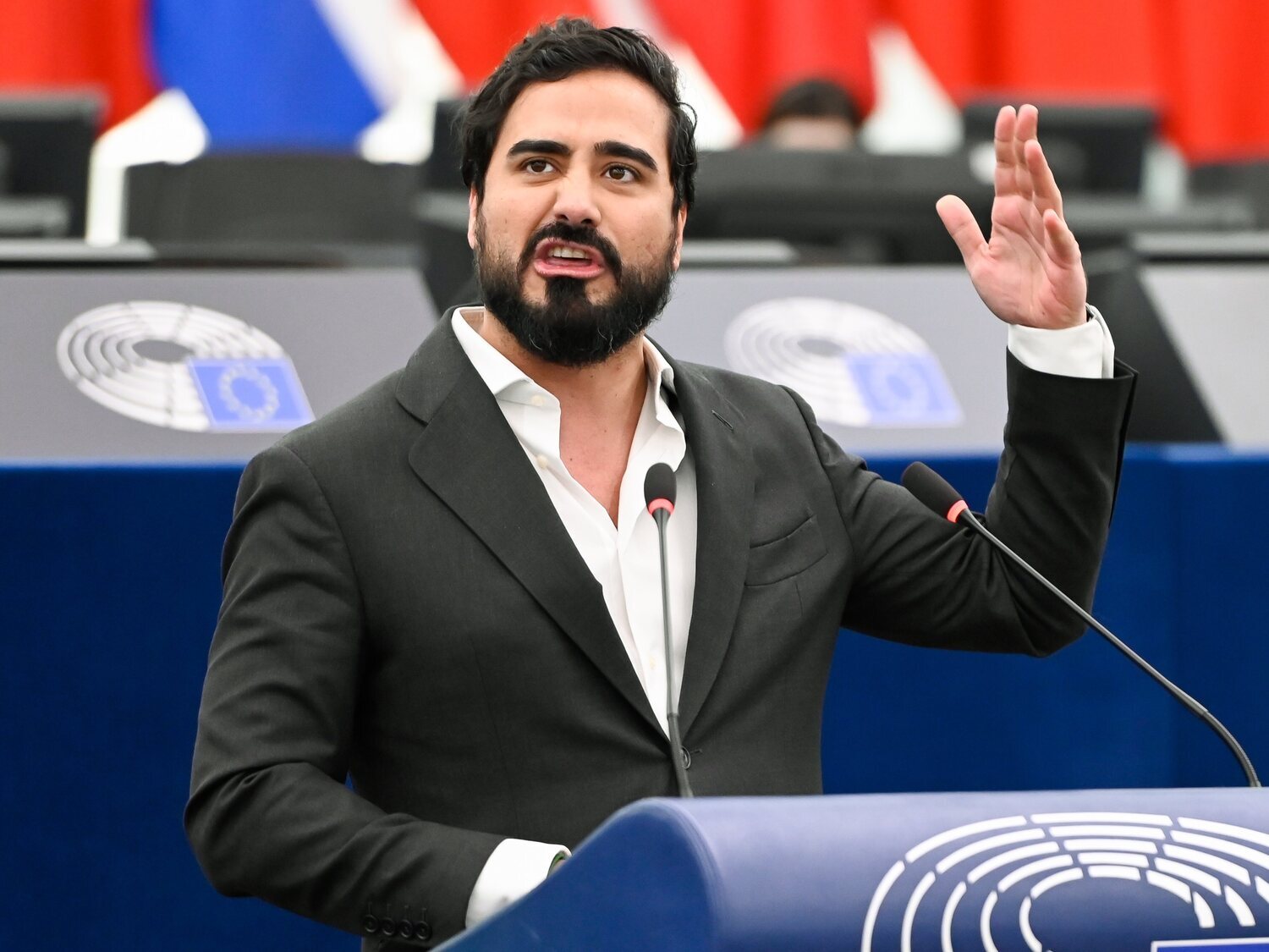 Salen a la luz los audios de Alvise amenazando a su eurodiputado: "¡Voy a destrozarlo!"