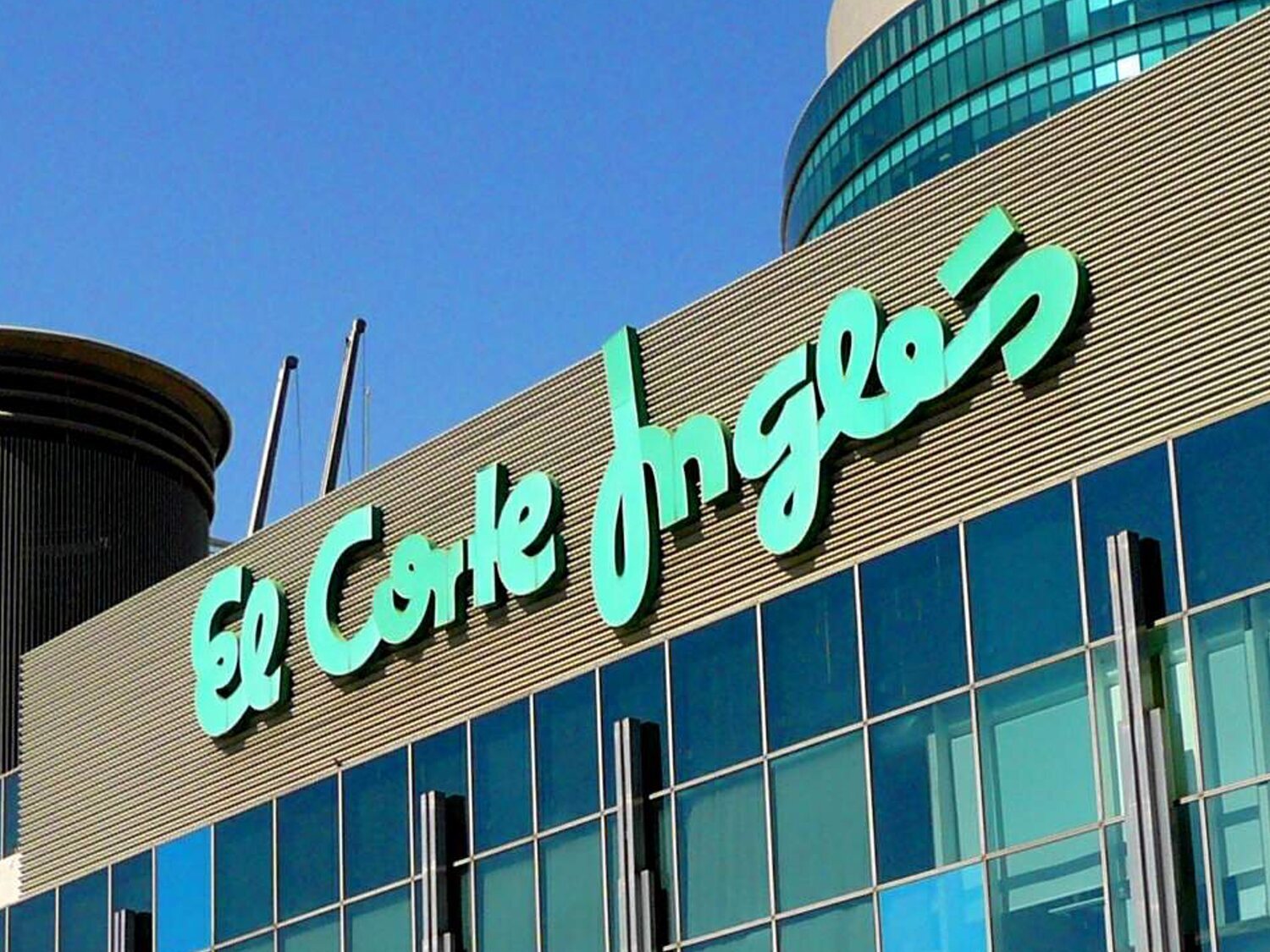 Adiós El Corte Inglés: cierra un histórico centro comercial en pleno centro de Barcelona