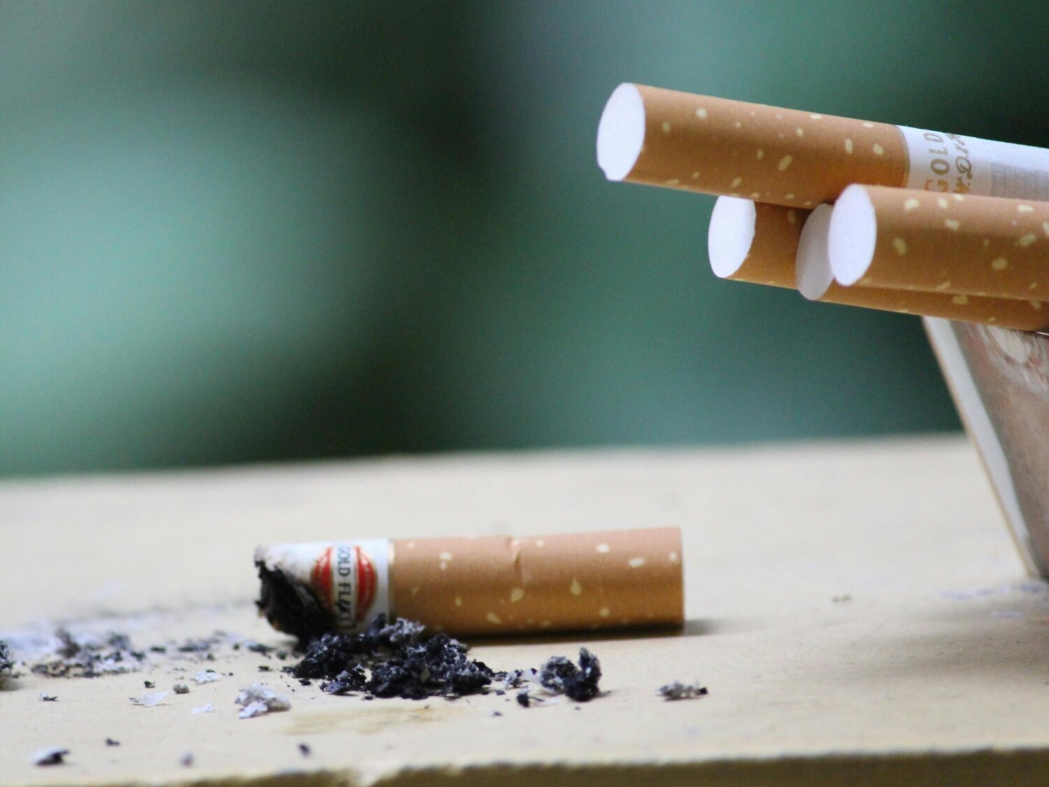 Adiós a fumar en todos estos lugares: Sanidad aprueba nuevas restricciones al tabaco