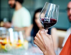 Alerta alimentaria: retiran de la venta este popular vino con fragmentos de vidrio