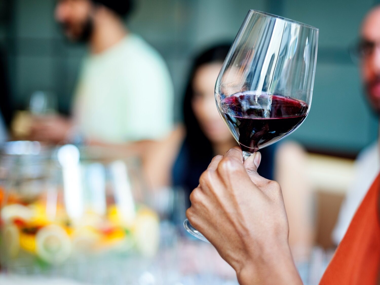 Alerta alimentaria: retiran de la venta este popular vino con fragmentos de vidrio