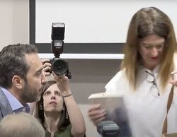 Los momentos más grotescos de Aldama tras irrumpir en la rueda de prensa de Leire Díez