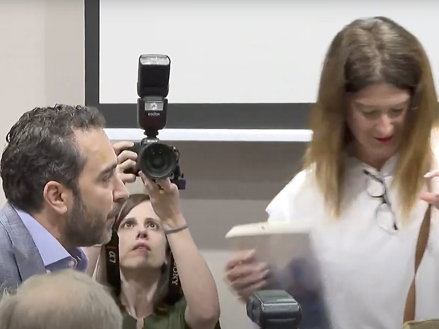 Los momentos más grotescos de Aldama tras irrumpir en la rueda de prensa de Leire Díez