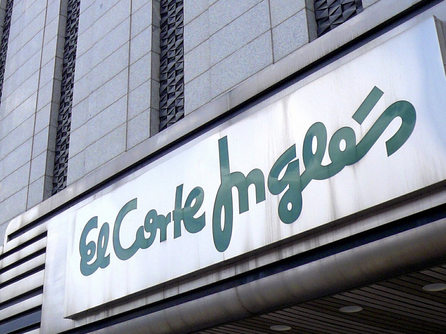 Adiós El Corte Inglés: cierra sus centros comerciales tras un acuerdo con esta empresa